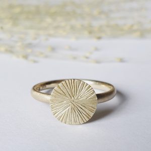 Außergewöhnlicher Goldring mit Designscheibe im Sonnenmuster in Münchberg