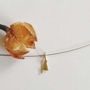 Schlichter Kettenanhänger aus Gold in organischem Design in Münchberg