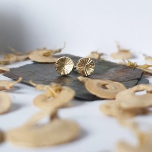 Wunderschöne Goldohrstecker mit einem Design von Kanneluren und Furchen in Münchberg