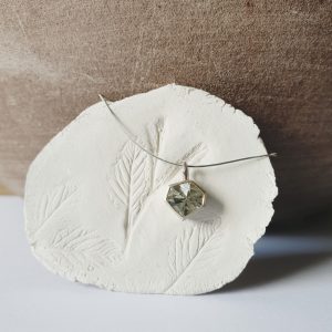 Kettenanhänger aus Silber mit modernem Schliff mit einem Prasiolith Edelstein aus Münchberg