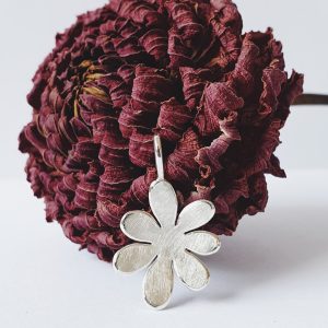 Toller Kettenanhänger aus Silber in Form einer Blume in Münchberg