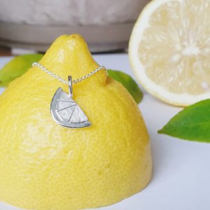 Besonderer Kettenanhänger aus Silber in Form einer Zitronenscheibe in Münchberg