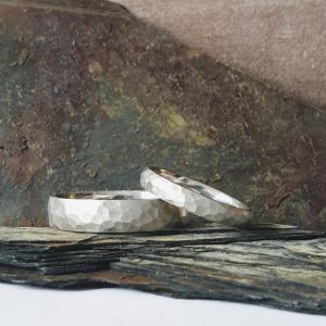 Palladiumring mit Hammerschlag als Trauringe in Münchberg