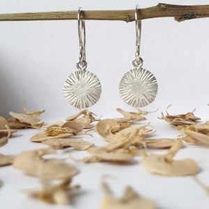 Silberohrhänger mit tollem Kanneluren Muster in Münchberg