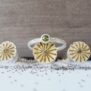 Silberring mit ausgefallenem Muster und einem leuchten grünen Verdelith-Edelstein in Münchberg