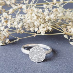 Schlichter Silberring mit Designscheibe im Pfeilmuster in Münchberg