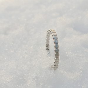 Schlichter Silberring mit flachen Perlen in Oberfranken