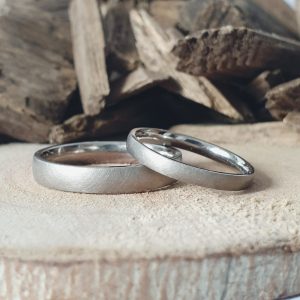 Schlichte Trauringe aus Weißgold in Münchberg