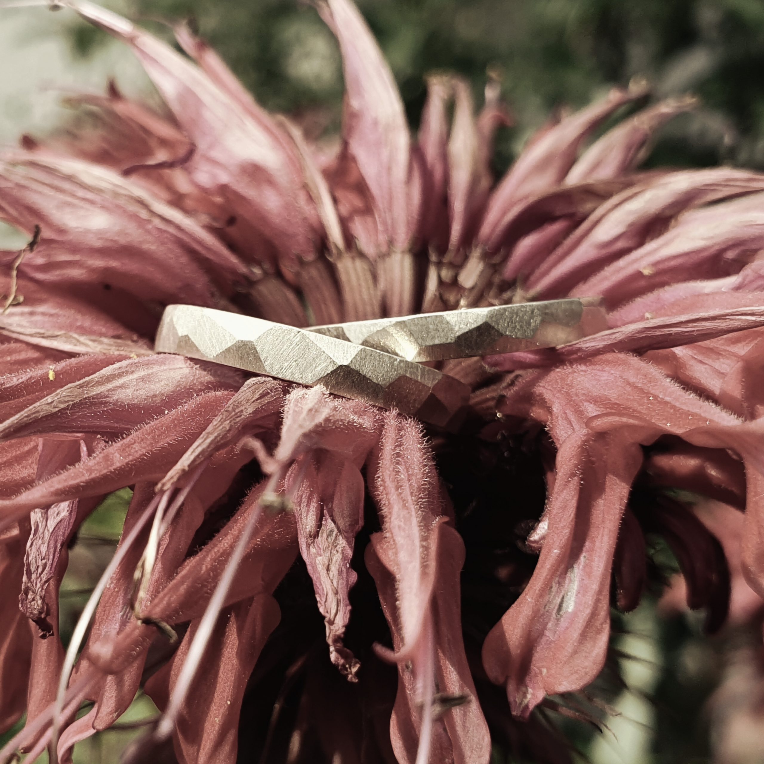 Trauringe mit groben gefeilten Facetten in Münchberg