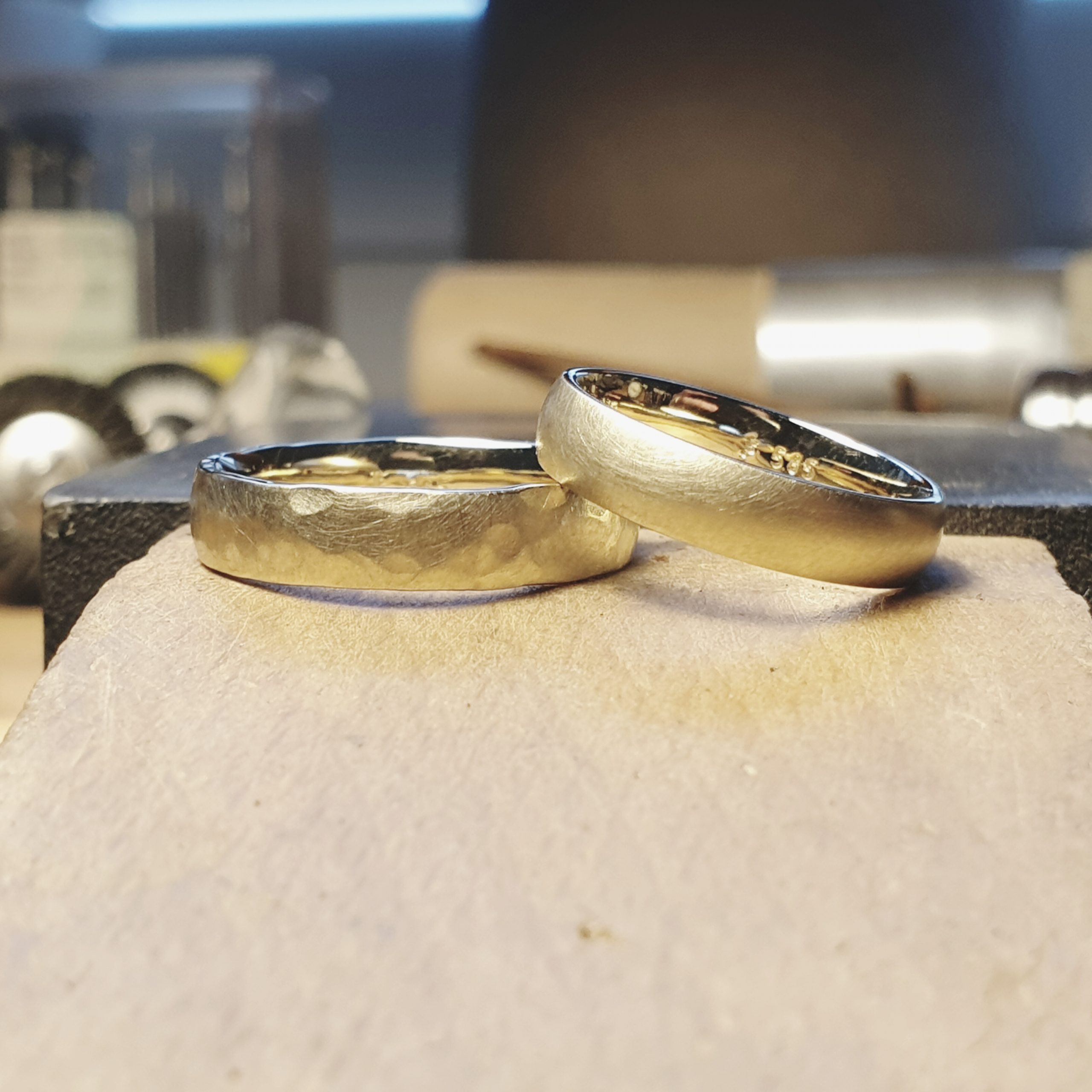 Trauringe aus Gold mit Hammerschlag aus der Goldschmiede Lea Zapf in Münchberg