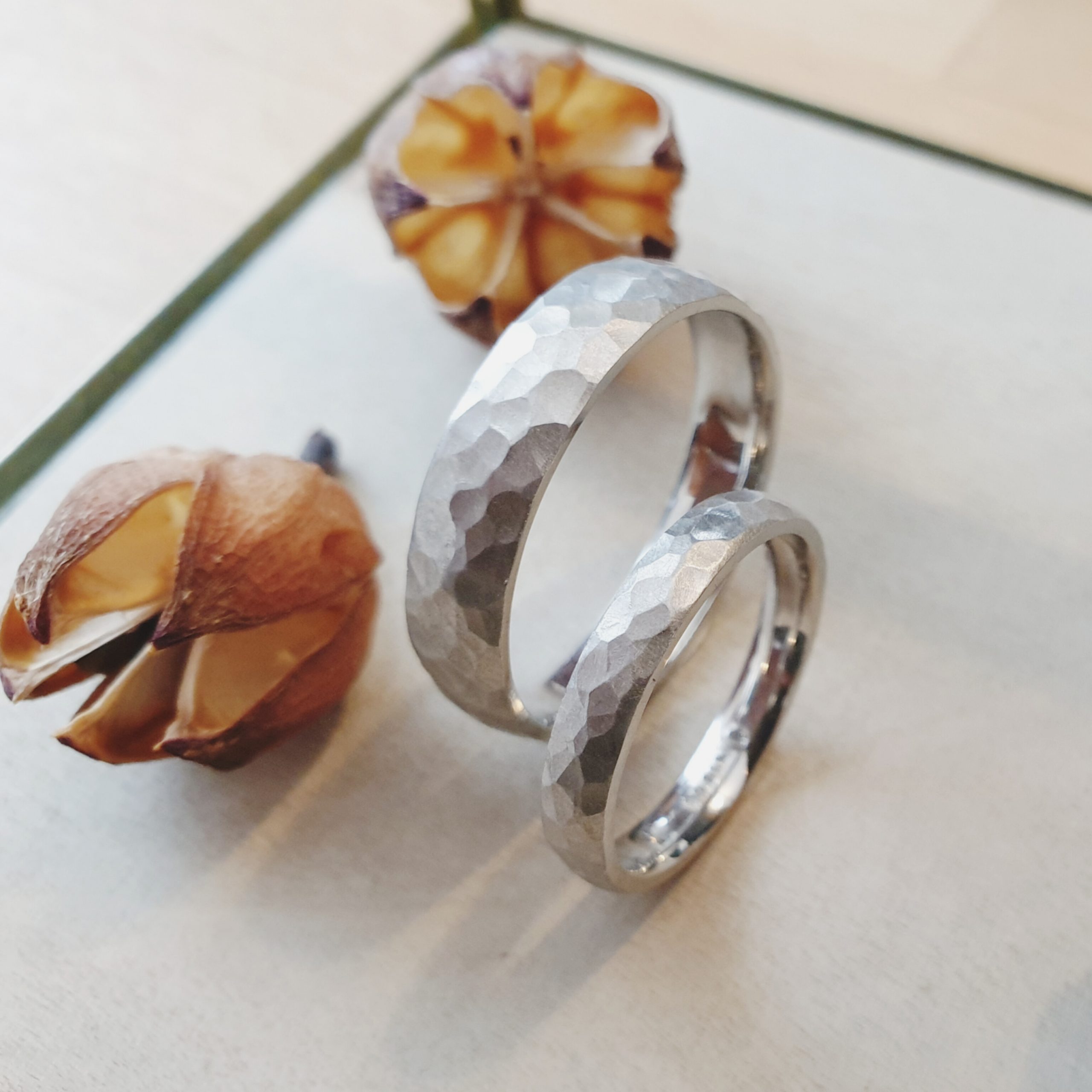 Trauringe mit Hammerschlag aus Palladium in Münchberg