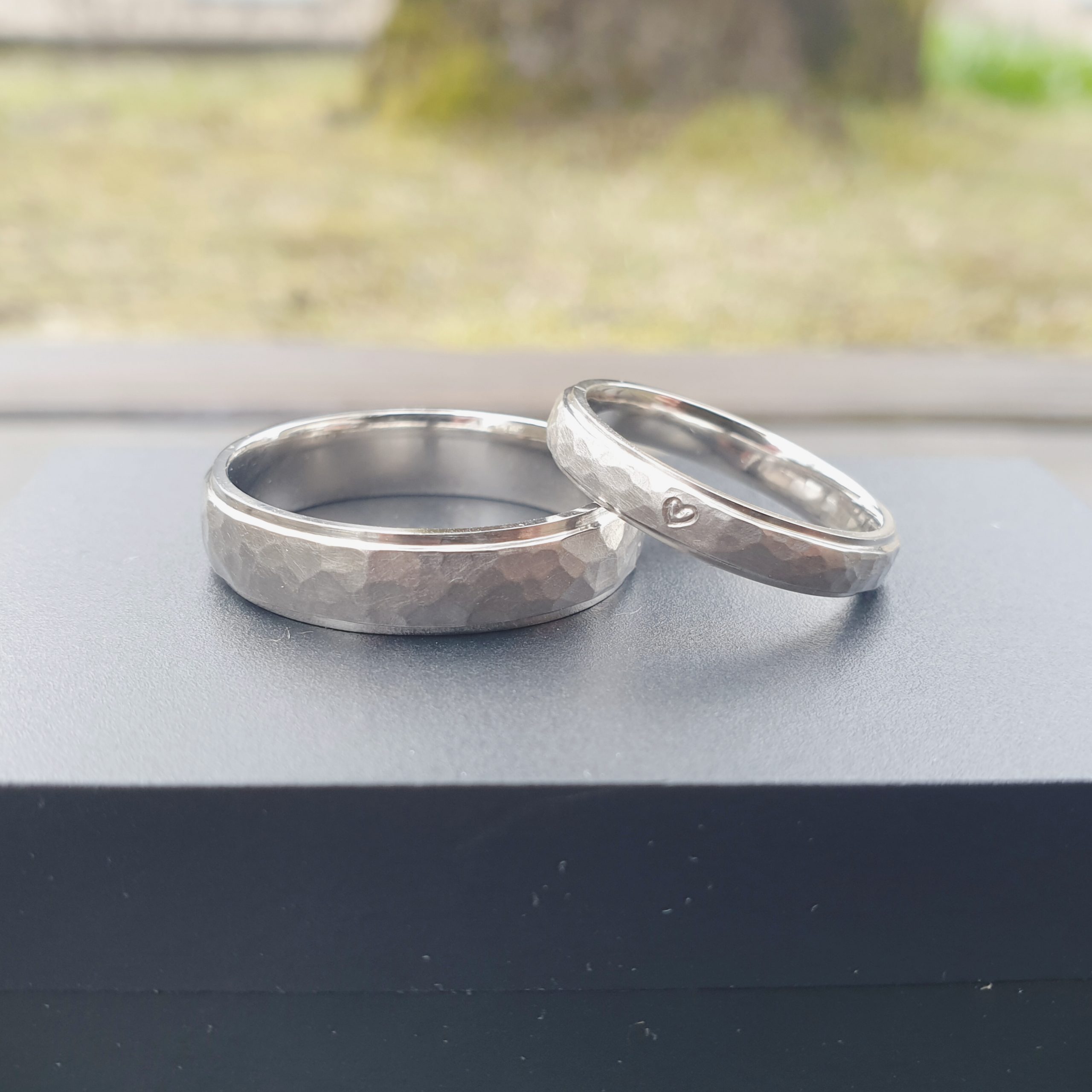 Trauringe aus Palladium mit einem Hammerschlag und Nut an den Ränder in Münchberg