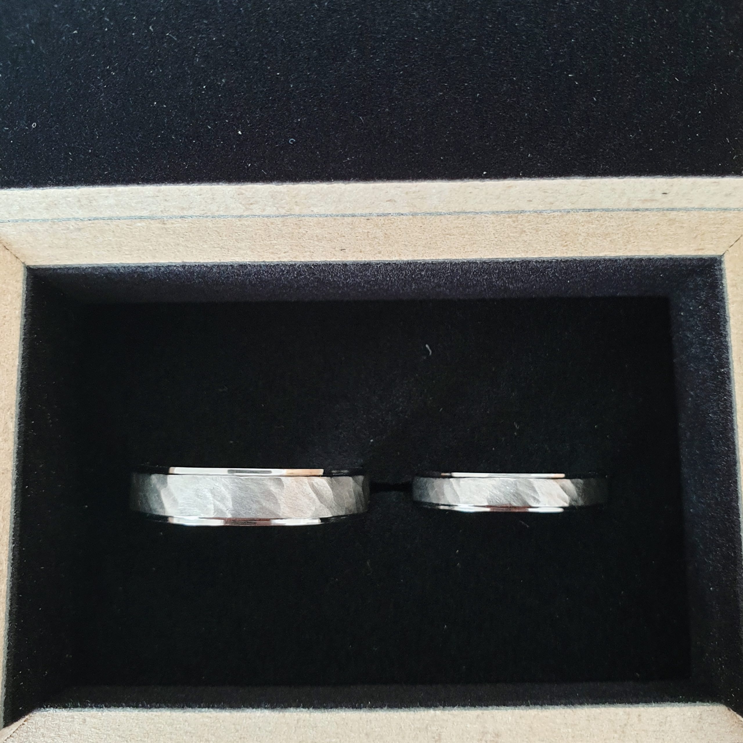 Trauringe aus Palladium mit einem diagonalen Hammerschlag und Nut an den Ränder in Münchberg