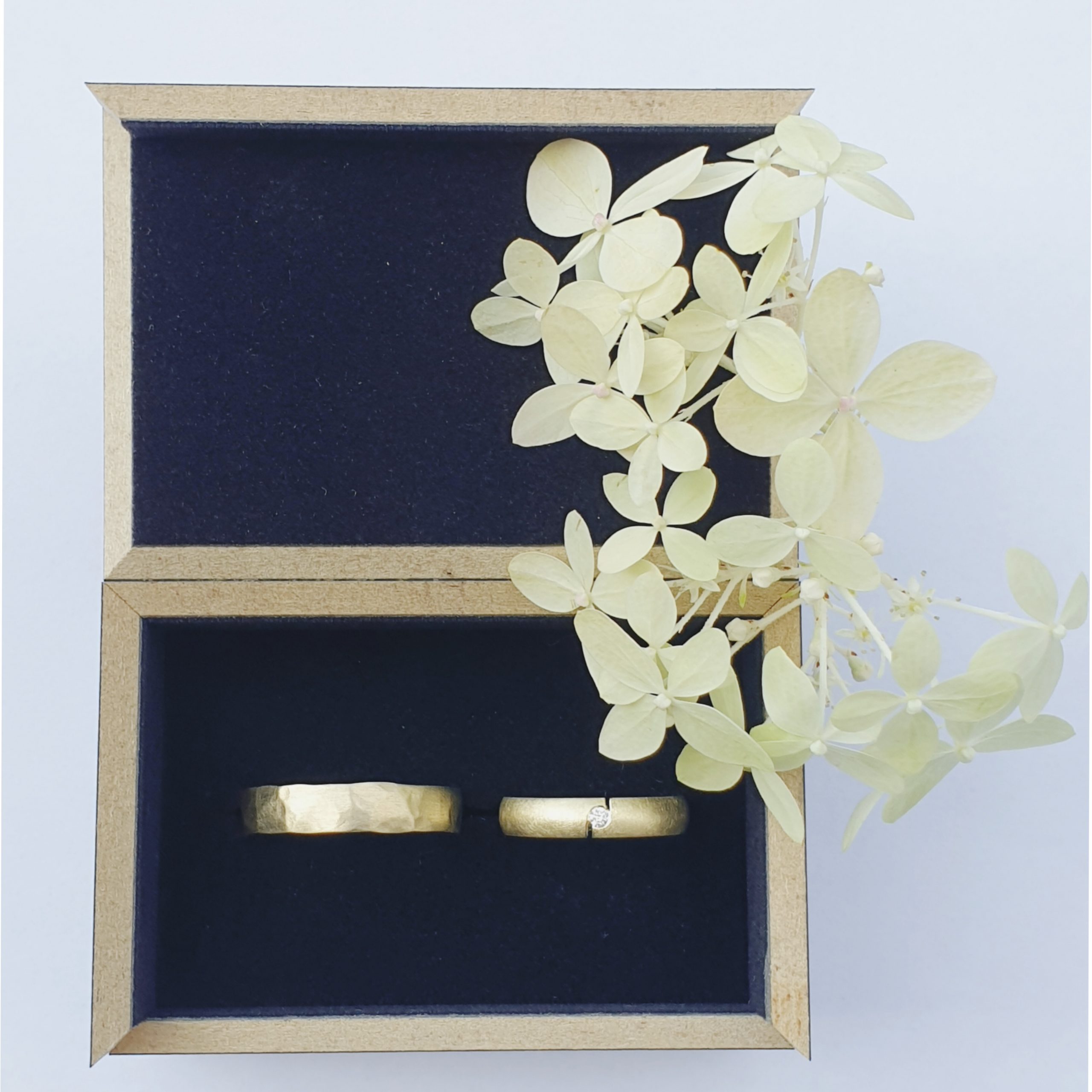 Trauringe mit Hammerschlag Pseudospannring mit Brillant in Münchberg