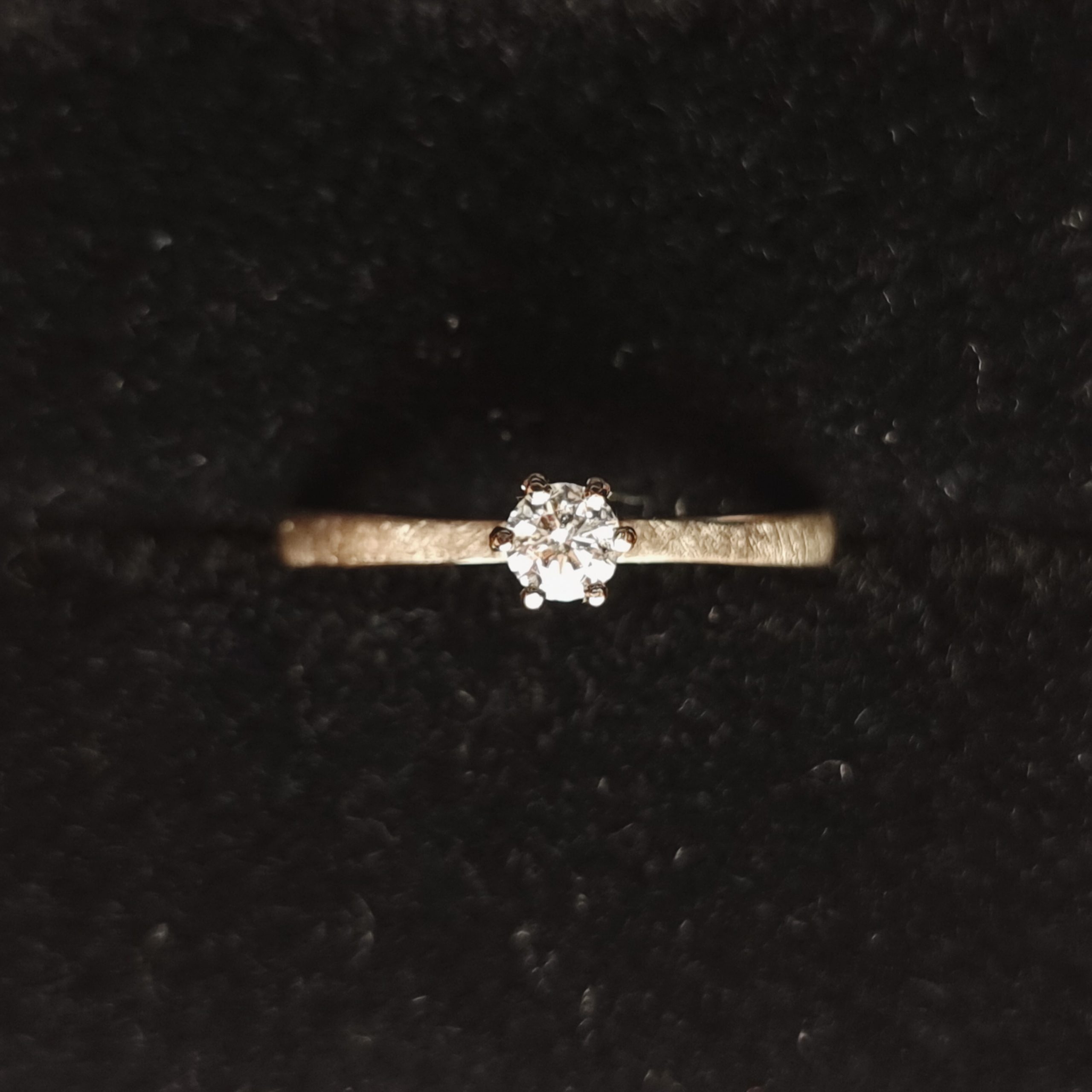 Verlobungsring als Solitärring mit Krappenfassung und Brillant in Münchberg