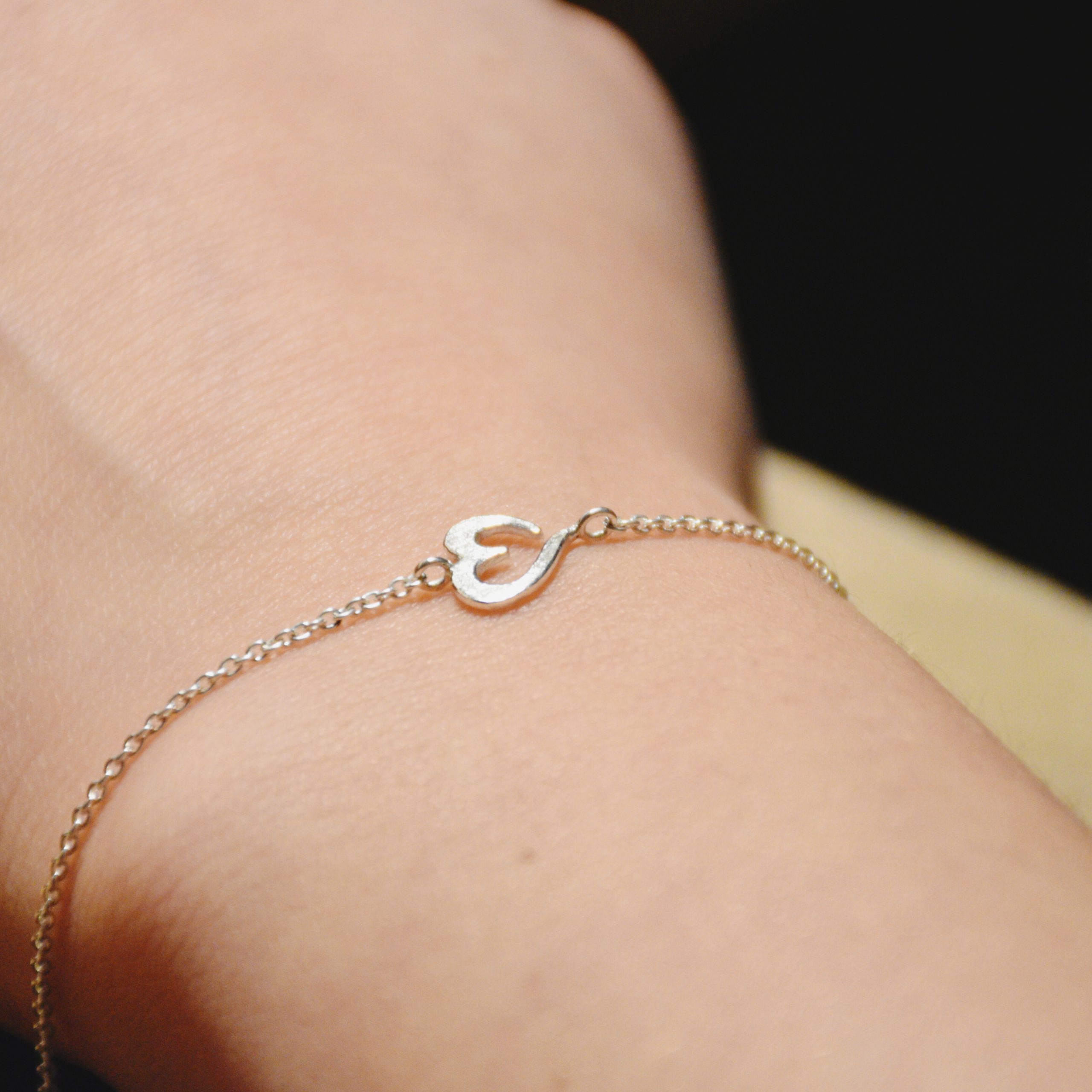 Armkettchen in Herzform und als Buchstabe E aus Silber in Münchberg