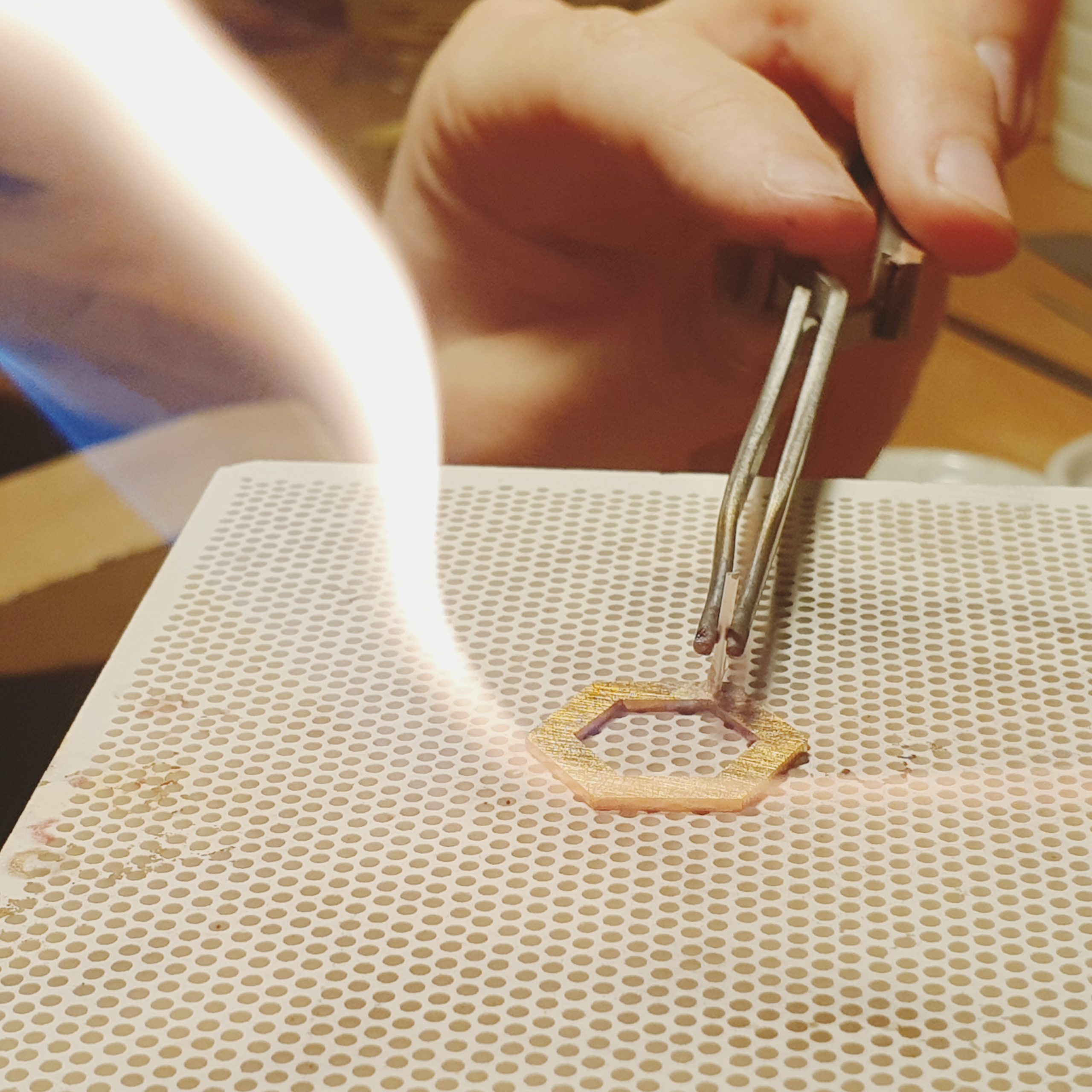 Herstellungsprozess eines Ohrsteckers in Münchberg