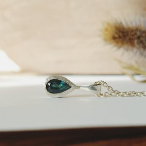 Kettenanhänger in Silber mit ökofairem und nachhaltigem tiefblauem Wassertropfen-Indigolith in Münchberg