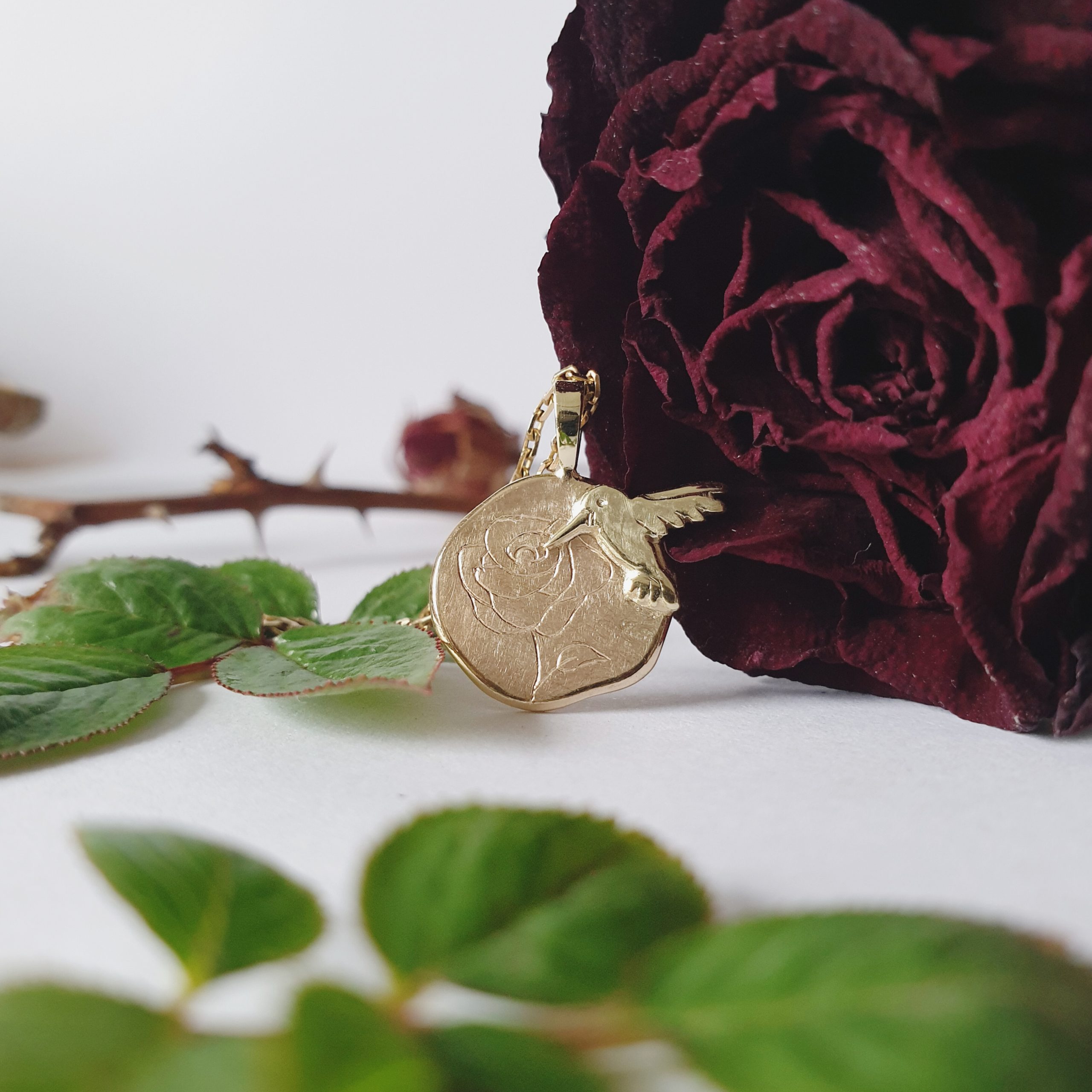 Kettenanhänger mit gravierter Rose und Kolibri-Vogel aus Gold in Münchberg