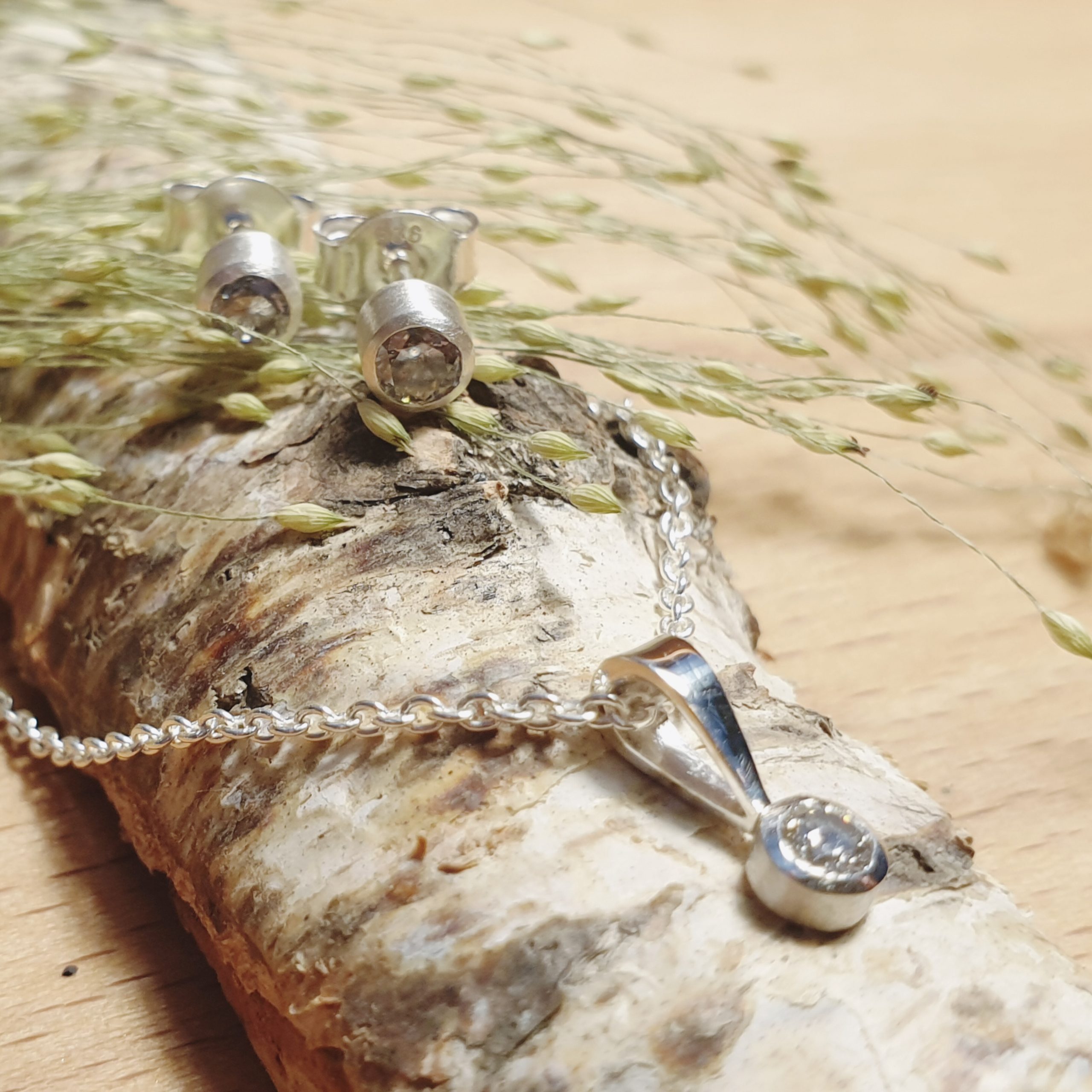 Set aus Kettenanhänger und Ohrsteckern aus Silber mit Diamanten / Brillanten in Münchberg