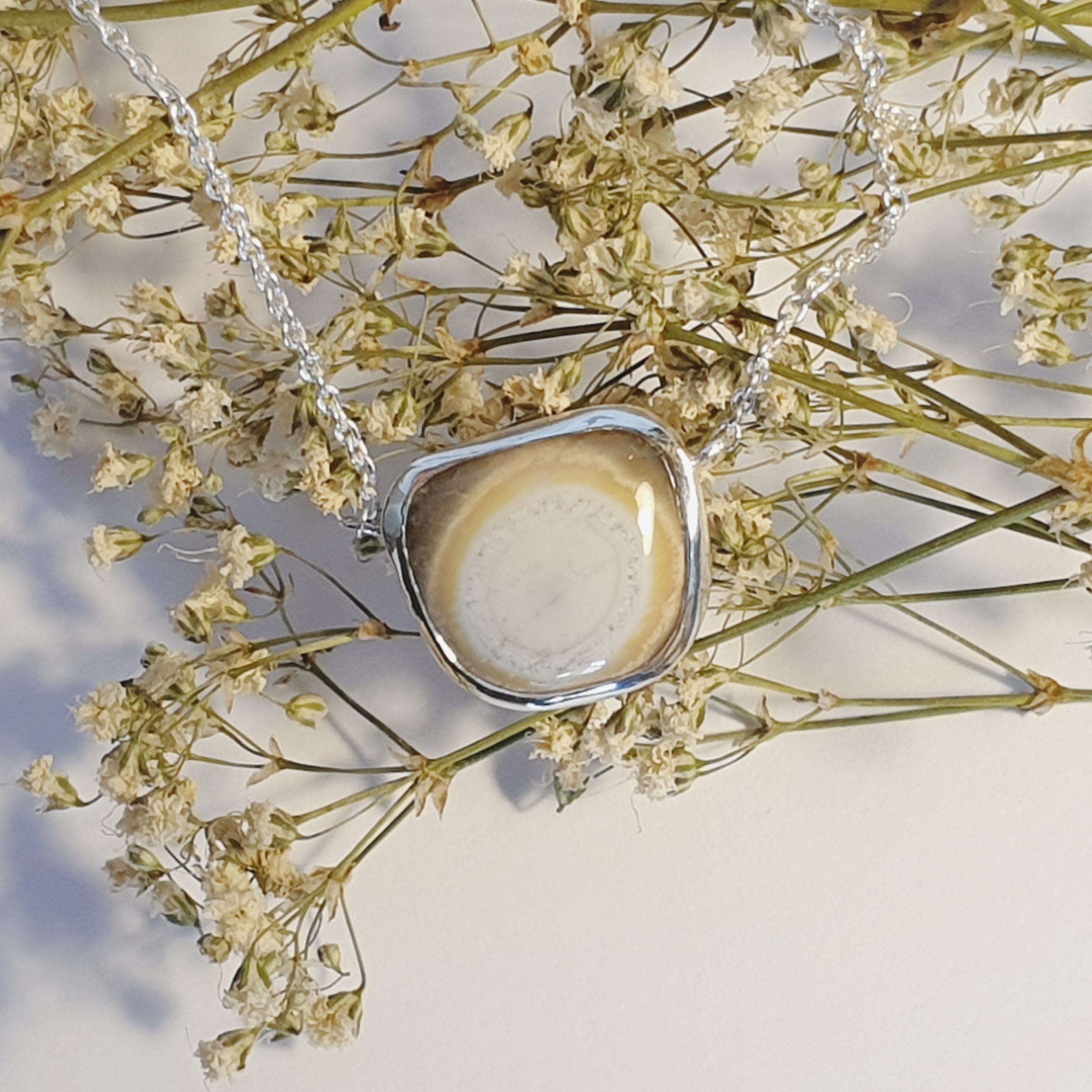 Kettenanhänger aus Silber mit einem geschliffenen Stein in Münchberg