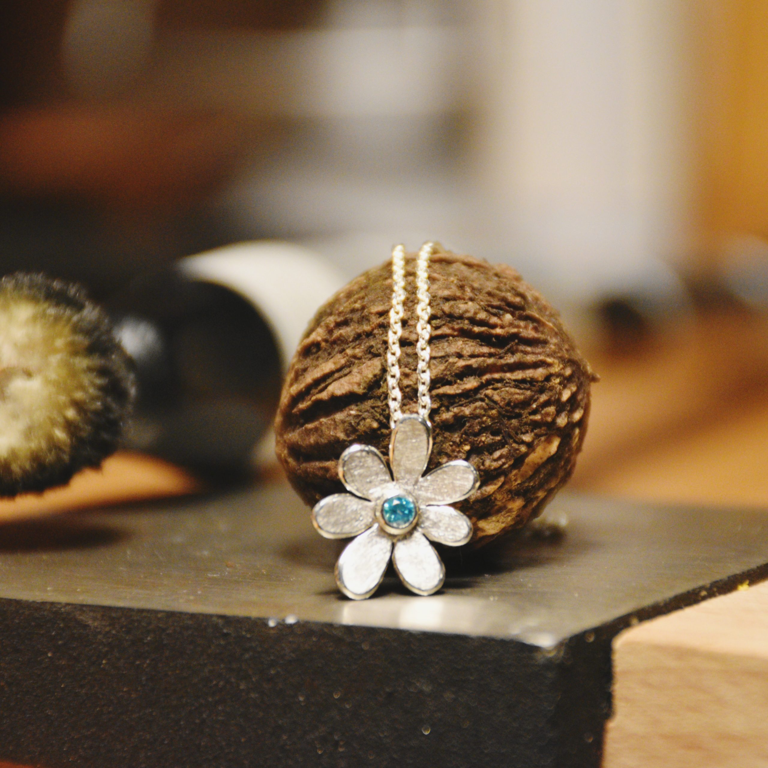 Kettenanhänger aus Silber in Form einer Blume mit Stein in Münchberg