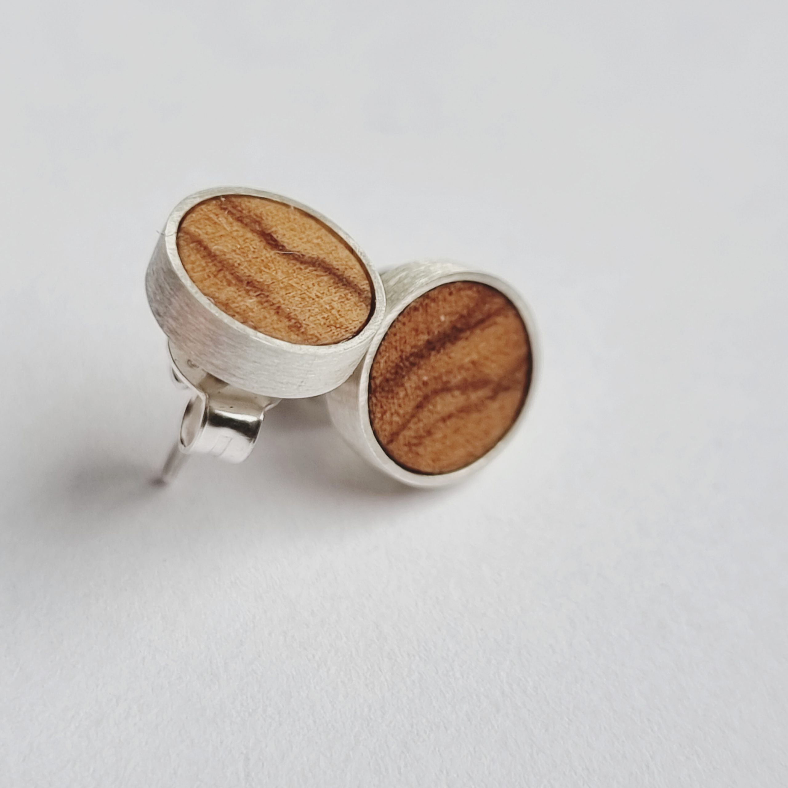 Ohrstecker aus Silber mit Holzeinlage in Münchberg