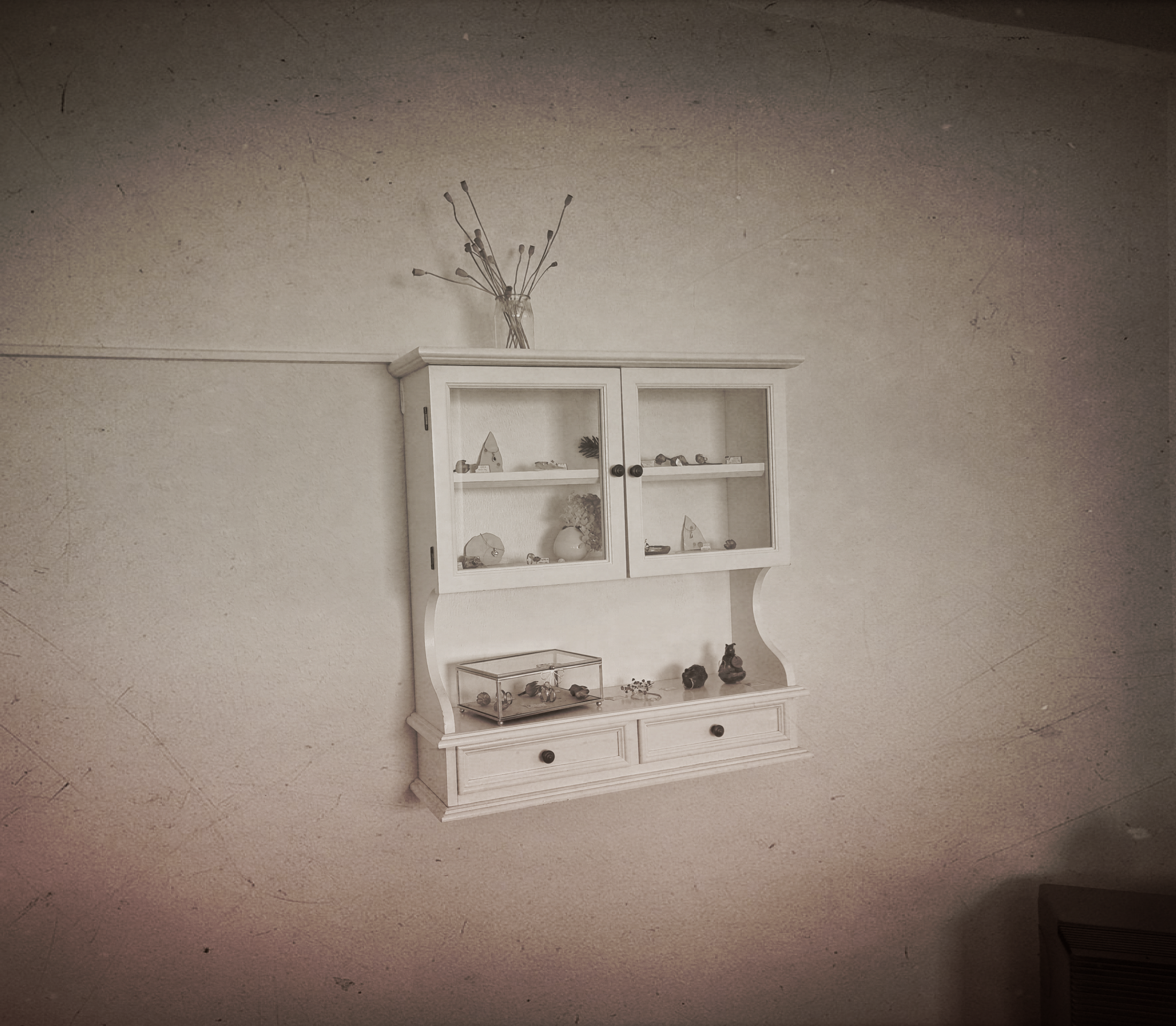 Vitrine mit individuellen Schmuckstücken aus Gold, Silber und anderen Edelmetallen der Goldschmiede Lea Zapf in Münchberg