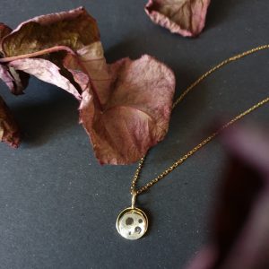 Kettenanhänger aus Gold und Silber in Form einer Sonnenfinsternis in Münchberg